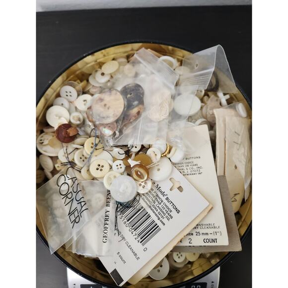 White Buttons of various shapes/sizes, new, vintage - Picture 3 of 5